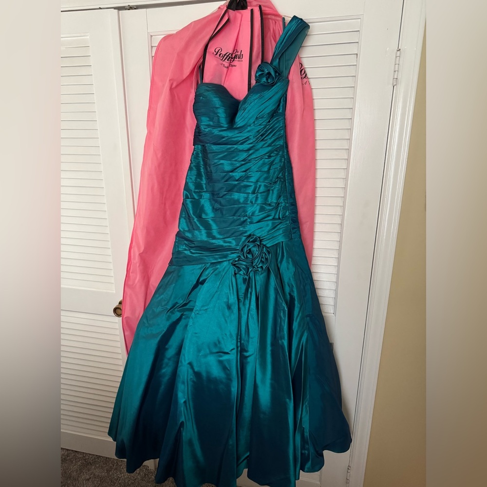 Elegant Teal Evening Gown
